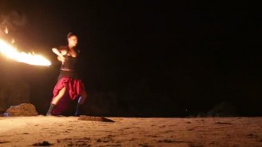 ateşli fire yılanlar ile sanatçı