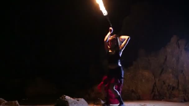 Umělec s ohnivé hady oheň — Stock video