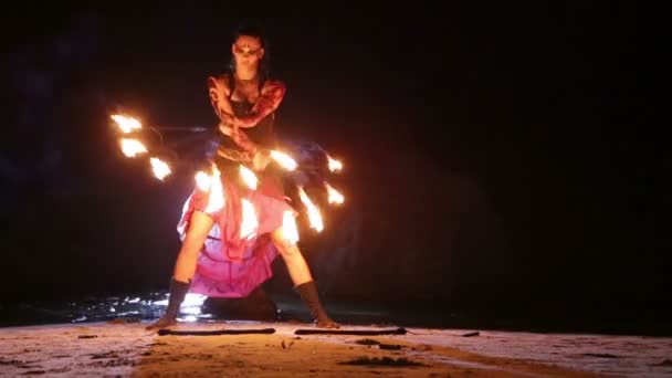 Artiste avec ventilateurs de feu — Video