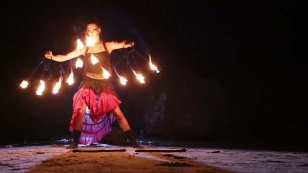 Artiste avec ventilateurs de feu — Video