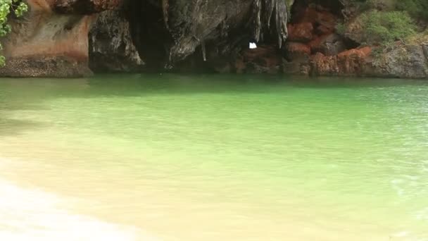 La roca está cerca del mar azul — Vídeos de Stock