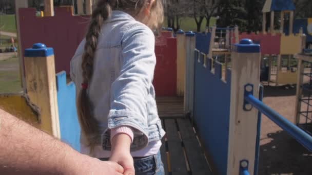 즐거운 소녀가 놀이 공원의 매력을 따라 걸어 다닌다 — 비디오