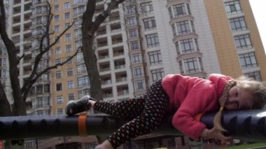 Bayan çocuk oyun parkında dönen cazibede yatıyor.