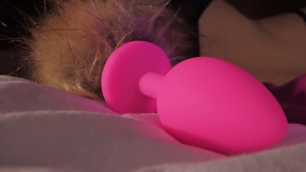 Lady strokes corpo deitado na cama foco em brinquedos sexuais variados — Vídeo de Stock