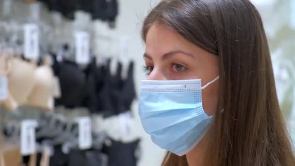 Mladá Žena Navštěvuje Obchoďák Pod Zámkem Dlouhovlasá Brunetka Dáma Lékařskou — Stock video