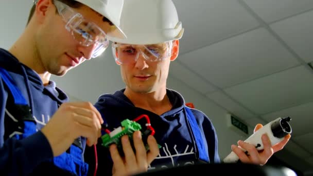 Les employés préparent l'équipement pour l'atelier de prise de pompe — Video