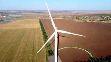 Rüzgâr türbini kırsal bölgede yenilenebilir enerji üretir. Kırsal hava manzaralı elektrik istasyonunda büyük pervaneler dönüyor
