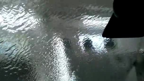 Voda Teče Čelním Skle Automobilu Výkonného Tlakového Tryskového Reflektoru Autoservisní — Stock video