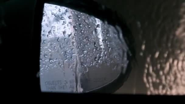 Werknemer Spuit Water Zijspiegel Van Drukstraal Waterdruppels Bedekt Spiegeloppervlak Donkere — Stockvideo