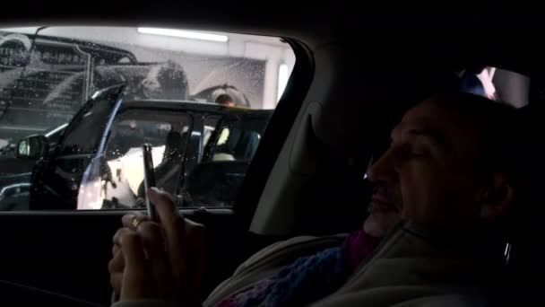 Hombre Sienta Coche Asiento Del Pasajero Mirando Teléfono Móvil Esperando — Vídeos de Stock