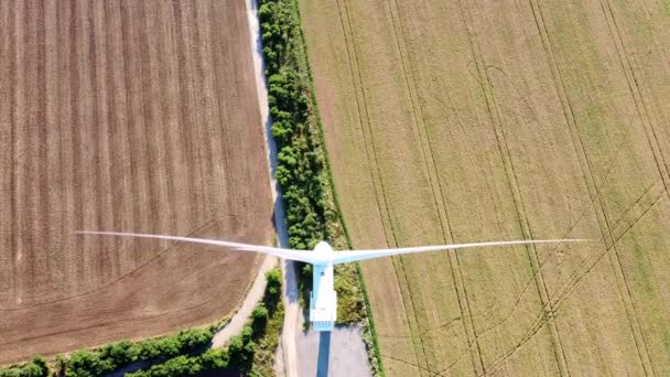 발전기는 날씨에 전기를 생산하는 분야에서 회전한다 현대식 풍차는 풍경에서 동력을 — 비디오