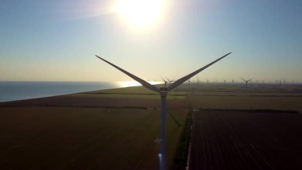 Windgeneratoren Erzeugen Ländlichen Bahnhof Strom Gegen Helle Sonne Leistungsstarke Turbine — Stockvideo