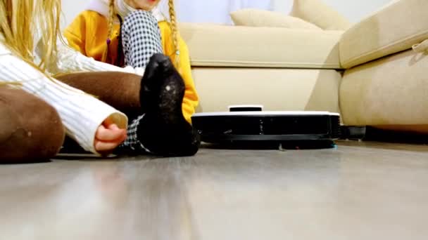 Kleine Mädchen Haben Spaß Während Staubsaugerroboter Den Boden Wohnzimmer Von — Stockvideo