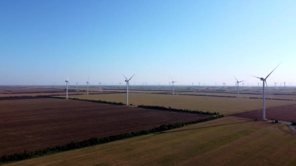 Větrné Mlýny Vyrábějí Čistou Elektrickou Energii Venkově Slunečného Dne Současné — Stock video