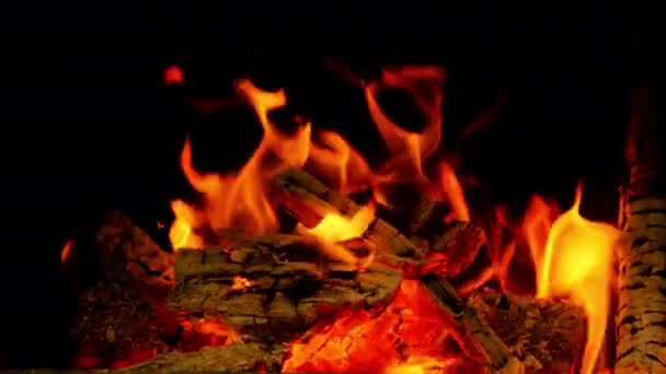 Błyszczący Ogień Płonie Nowoczesnym Kominku Czarnym Tle Wypełniającym Dom Ciepłem — Wideo stockowe