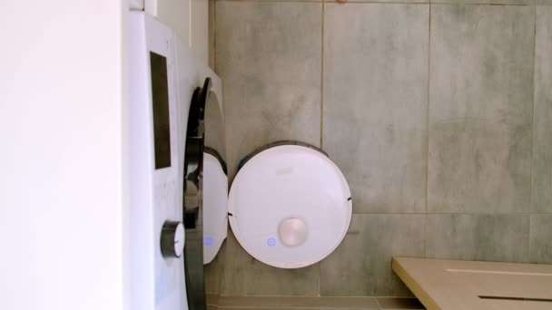 机器人真空吸尘器在厨房的木地板上进行自动清洗 家居上层人士专用家用电器 — 图库视频影像