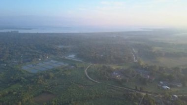 Sabahleyin Udawalawe Ulusal Parkı 'ndaki ev ve su rezervleri. Sri Lanka hava manzarasında güzel bir gün doğumu ve açık bir gökyüzü