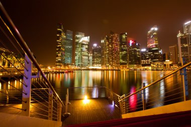gece saat su yansımaları ile Singapur'da.