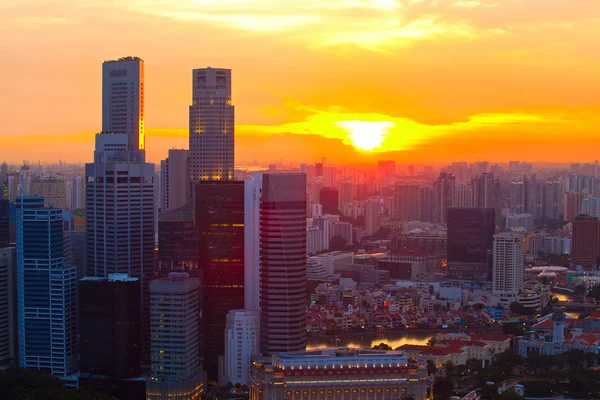 Singapura à noite ao pôr-do-sol . — Fotografia de Stock