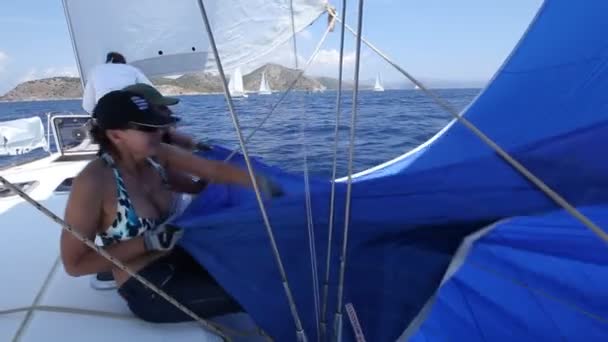 Námořníci účastnit plachetnic "sail & fun trophy 2012" — Stock video