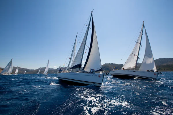 Båtar konkurrenter under segling regatta segel & kul trophy — Stockfoto