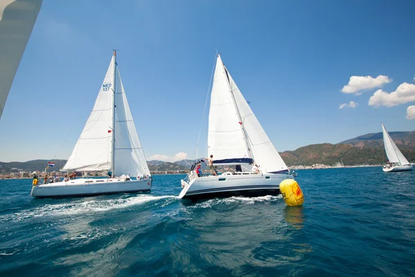 Båtar konkurrenter under segling regatta segel & kul trophy — Stockfoto
