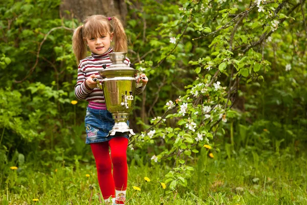 Mooi klein meisje en Russische Samowar in de tuin. — Stockfoto