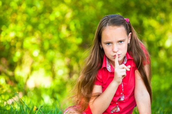 Junges Mädchen mit dem Finger über dem Mund, stumm. — Stockfoto