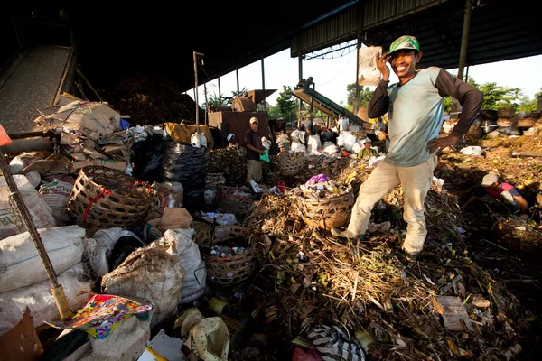 Arm von der java-insel bei der arbeit auf der kippe auf bali, indonesien. — Stockfoto