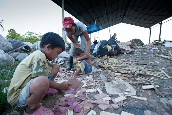 Pobre da ilha de Java trabalhando em uma escavação na lixeira em Bali, Indonésia . — Fotografia de Stock