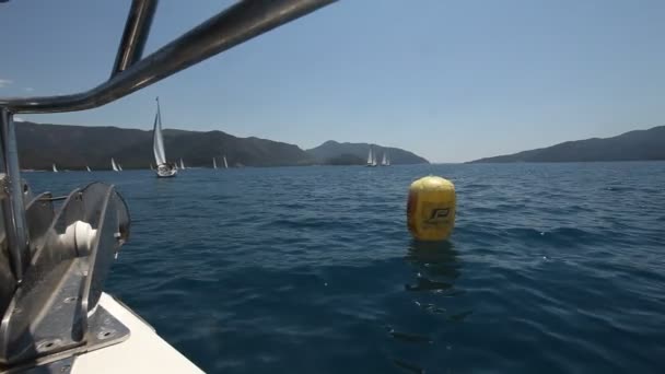 Lodě konkurenty během plavby regatta plachtu a zábavy pohár 2012 — Stock video