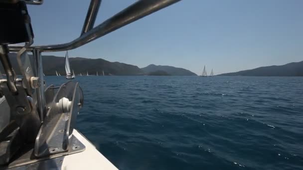 Zeilen in de wind door de golven (hd) zeilboot geschoten in full hd op de Middellandse Zee. — Stockvideo