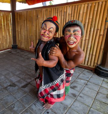 Bali dili aktörler poz klasik Ulusal Balili dans barong önce turists için