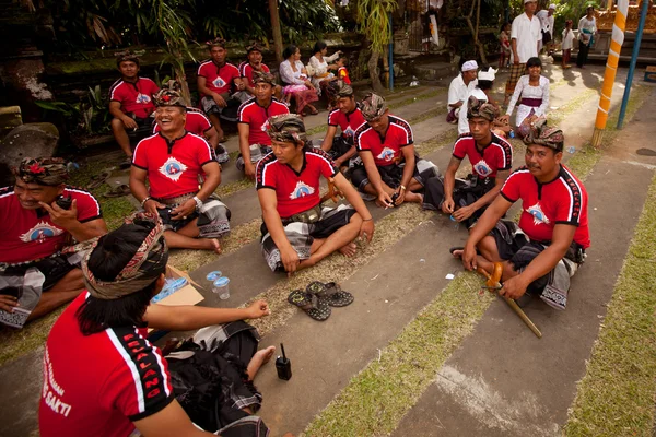 Melasti rituál před balinéskou den ticha v ubud, bali, Indonésie. — Stock fotografie