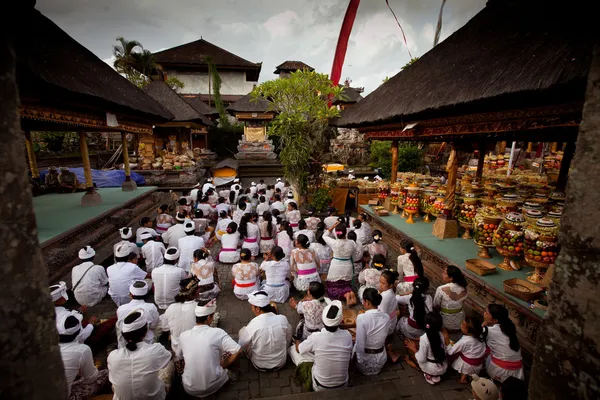 Melasti ritual före balinesiska i tystnad i ubud, bali, Indonesien. — Stockfoto