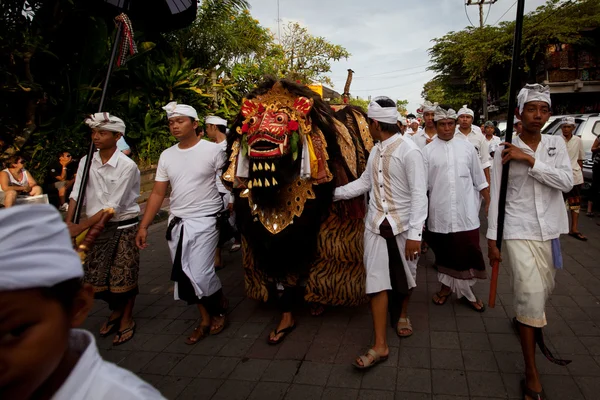 沈黙の中でウブド、バリ、インドネシアのバリの日の前にメラスティ儀式. — ストック写真