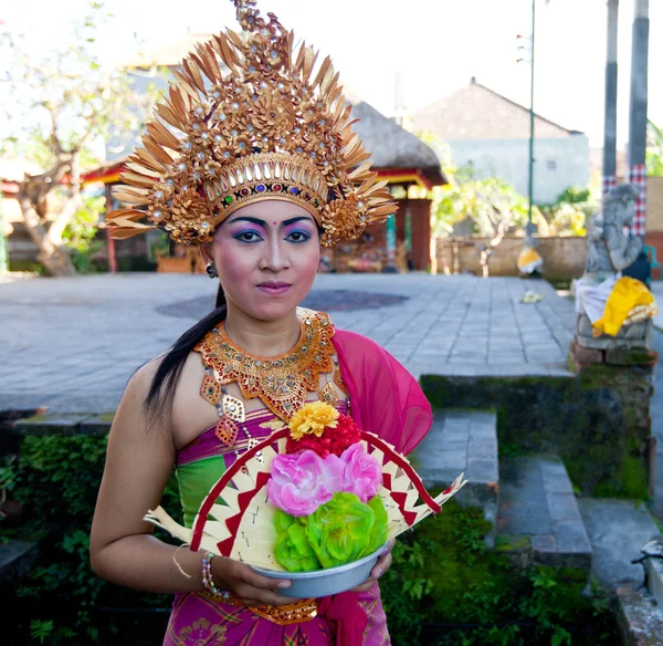 Balinesiska flickor förbereder sig för en klassisk nationella balinesisk dans barong — Stockfoto