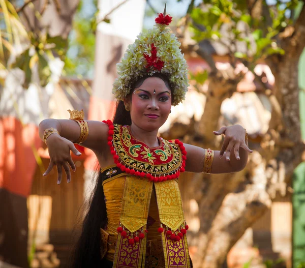 Junges Mädchen führt einen klassischen nationalen balinesischen Tanz Barong auf — Stockfoto