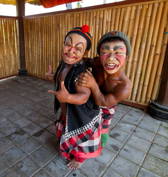 Balinesische Schauspieler posieren für Touristen vor einem klassischen nationalen balinesischen Tanzbarong — Stockfoto