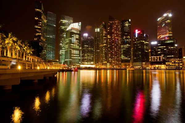 Quartier des affaires de Singapour dans la nuit avec des reflets d'eau — Photo