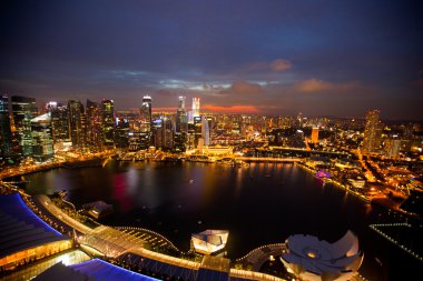 Singapur iş bölgesinde gece vakti