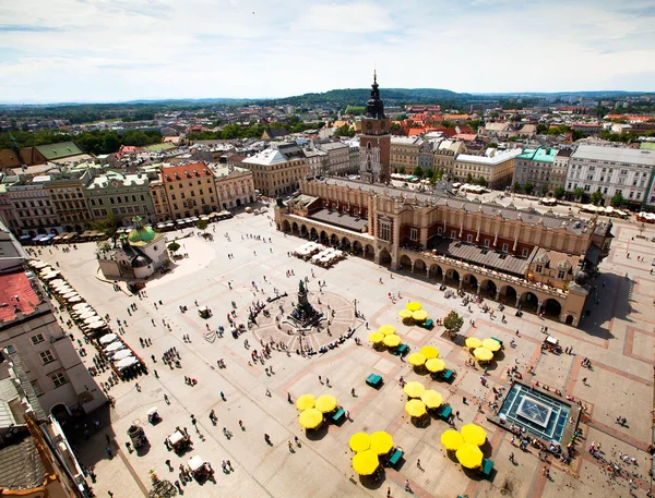 Vista del casco antiguo de Cracovia, antigua Sukiennice, Polonia . — Foto de Stock