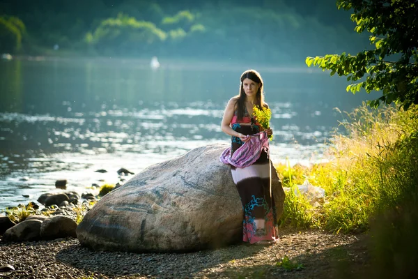 Junge Frau im Sommer in der Nähe des Flusses — Stockfoto