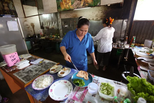 Venditori sconosciuti preparano il cibo in un ristorante lato strada — Foto Stock