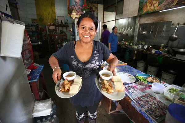 Vendedores desconhecidos preparam comida em um restaurante na rua — Fotografia de Stock