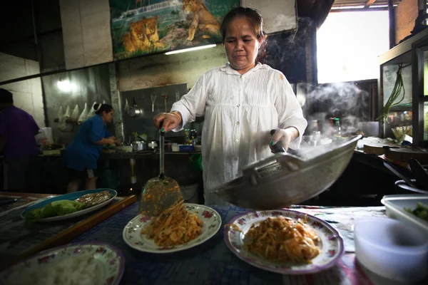 Vendedores desconocidos preparan comida en un restaurante de la calle — Foto de Stock