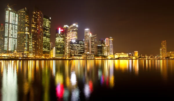 Singapore stad skyline 's nachts. — Stockfoto