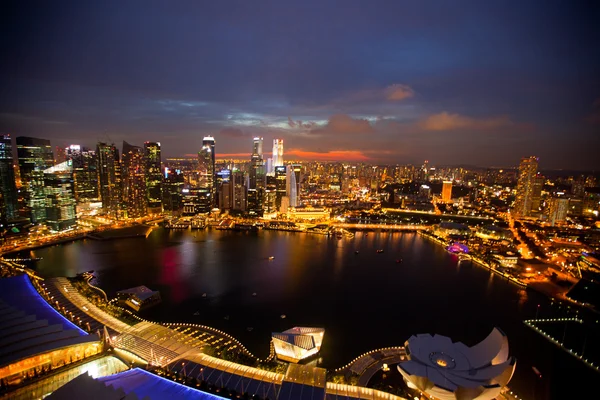 一个视图从屋顶滨海湾酒店，晚上时间在新加坡 — 图库照片#