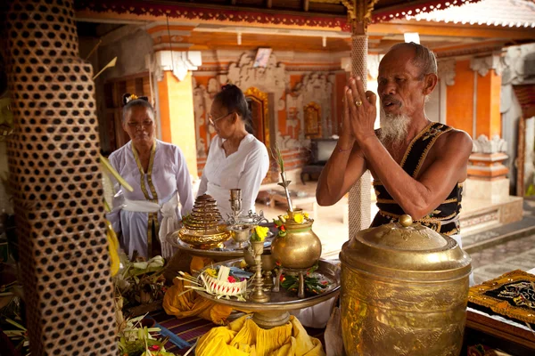 バリ島、インドネシアの儀式中にヒンドゥー教バラモン. — ストック写真