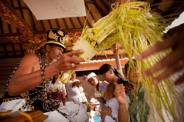 Hinduskie bramin podczas ceremonii na bali, Indonezja. — Zdjęcie stockowe